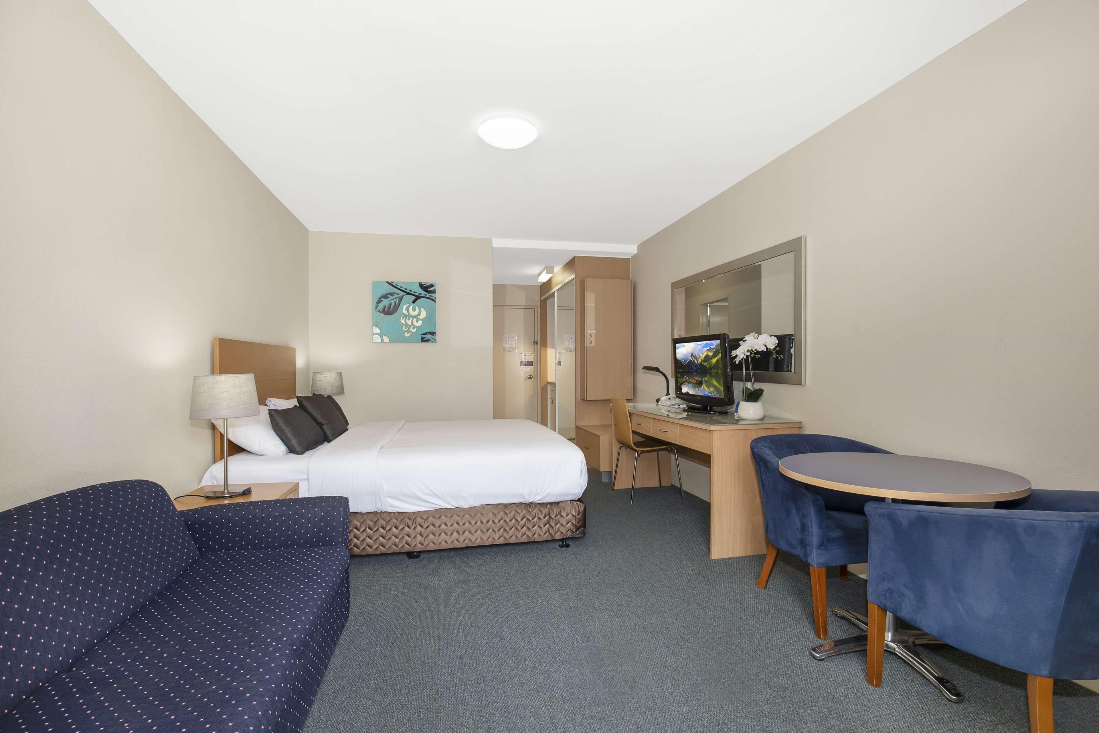 Western Airport 85 Motel 4*